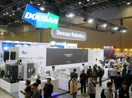 오는 12일까지 일산 킨텍스에서 열리는 국내최대 로봇 박람회 '2019 로보월드'에 참가한 두산로보틱스의 부스 전경.   두산 제공